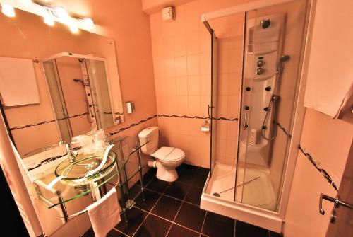 A bathroom at Hotel Magic GT Trivale