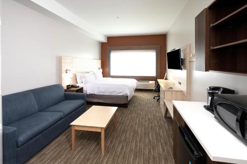 une chambre d'hôtel avec un lit et un canapé dans l'établissement Holiday Inn Express & Suites - Portage by IHG, à Portage