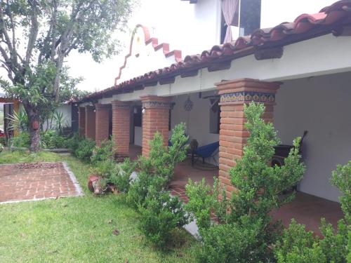 un patio de una casa con arbustos y árboles en Andivi en la ruta dominica, en Yanhuitlán
