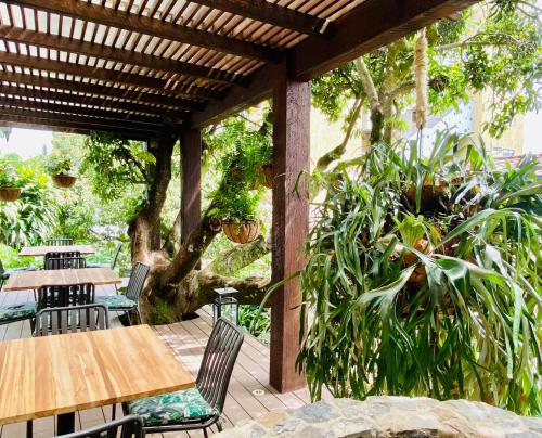 un patio al aire libre con mesas, sillas y plantas en Patio del Mundo, en Medellín