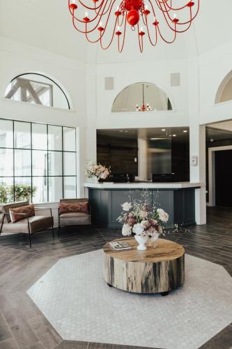 a large living room with a wooden stump coffee table at Vinland Hotel and Lounge in Solvang