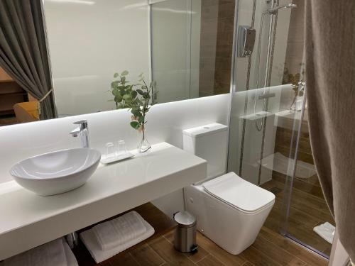 ein weißes Badezimmer mit Waschbecken und Toilette in der Unterkunft HOTEL Boutique ÁNGEL in Santa Cruz de Mudela