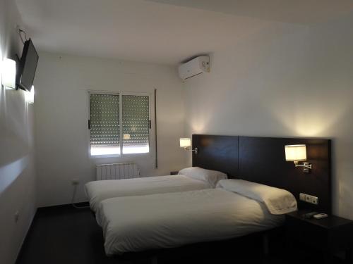 Кровать или кровати в номере Hostal Meson de Paco