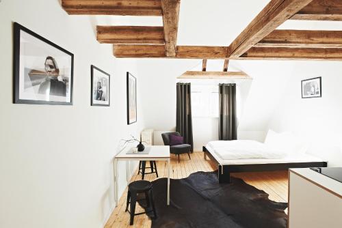um quarto branco com uma cama e uma secretária em SOON appartements em Simmern
