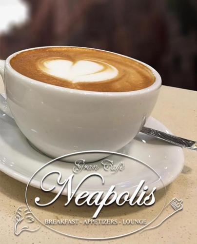 una tazza di caffè seduta su un tavolo di Cannone53 a Napoli