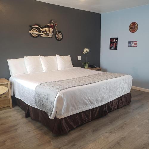 Ένα ή περισσότερα κρεβάτια σε δωμάτιο στο Deluxe Inn