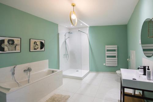 A bathroom at La Suite Gainsbourg