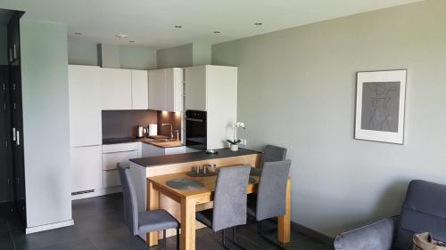eine Küche und ein Esszimmer mit einem Tisch und Stühlen in der Unterkunft Apartament Marzenie 14 - Opole in Oppeln