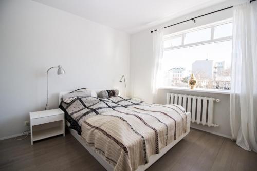 En eller flere senger på et rom på Sunny Reykjavik Apartment