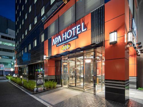 APA Hotel Nagoya Ekimae Kita في ناغويا: مبنى عليه لافته الفندق