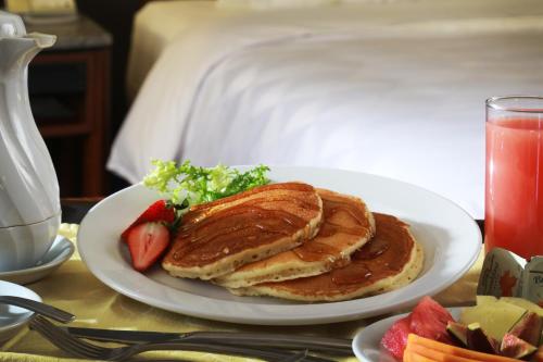 un plato de tortitas y fresas en una mesa en Holiday Inn Mexico City - Trade Center by IHG, en Ciudad de México