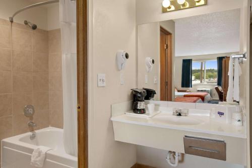Gallery image of Travelodge by Wyndham Port of Tacoma WA in Fife
