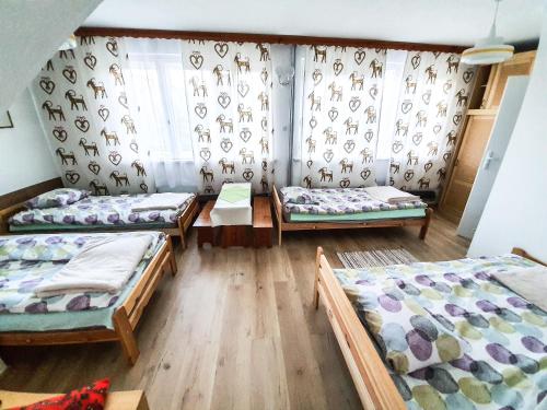 een kamer met 3 bedden en een raam bij Siedlisko u Jana in Korbielów