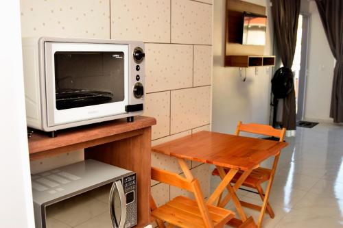 a microwave oven sitting on top of a table at Apart ZSS in Penha