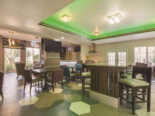 En restaurant eller et spisested på La Quinta Inn & Suite Kingwood Houston IAH Airport 53200