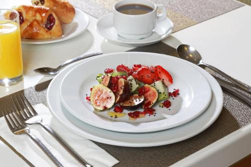 Una mesa con un plato de comida y una taza de café. en Holiday Inn Mexico City - Trade Center by IHG, en Ciudad de México