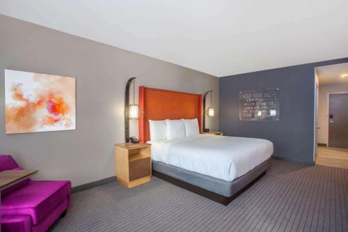 A bed or beds in a room at La Quinta by Wyndham Madera