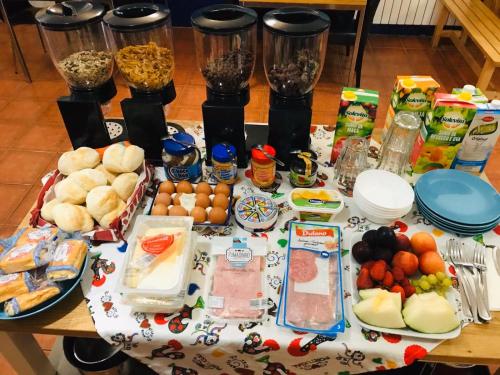 uma mesa com alimentos e outros itens alimentares em The Paintshop Hostel na Figueira da Foz