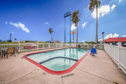 Bazén v ubytování Motel 6-Corpus Christi, TX nebo v jeho okolí