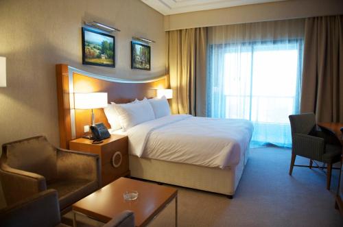 سرير أو أسرّة في غرفة في جراند بيل فيو للشقق الفندقية دبي