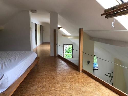 1 dormitorio con 1 cama y pared de cristal en HOME SWEET HOME in the green lung of Brussels, en Hoeilaart