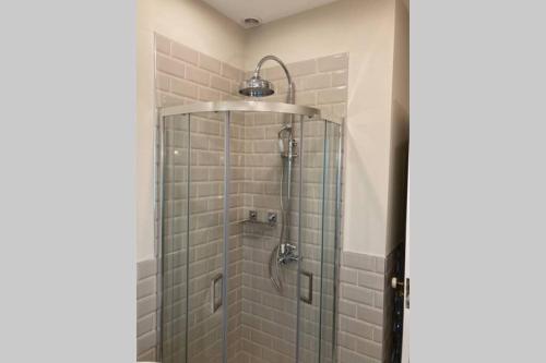 W łazience znajduje się prysznic ze szklanymi drzwiami. w obiekcie Rhubarb Cottage w mieście Enniskillen