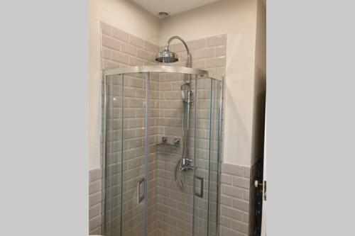 ein Badezimmer mit Dusche mit Glastür in der Unterkunft Rhubarb Cottage in Enniskillen