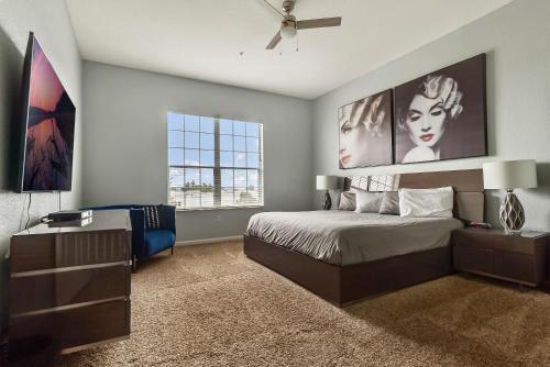 een slaapkamer met een bed en een plafondventilator bij Vista Cay in Orlando