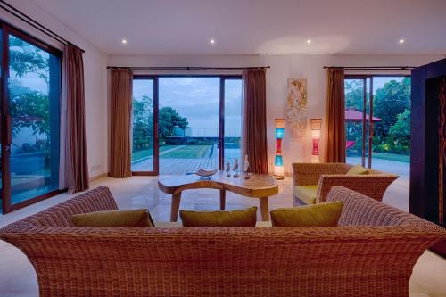 Ruang duduk di Keramas Beachfront Villa by Sanga Sanga Hospitality