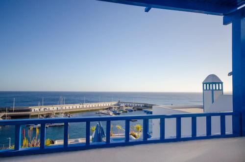 - un balcon offrant une vue sur le port de plaisance dans l'établissement Apartamentos Agua Marina, à Puerto del Carmen