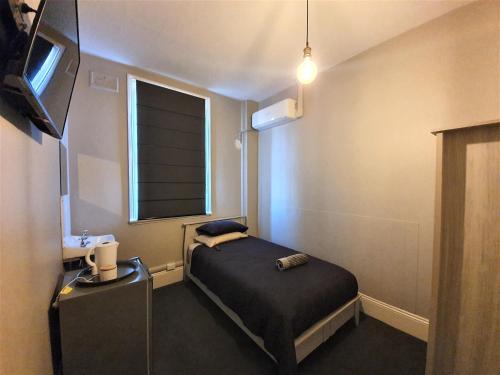 Кровать или кровати в номере The Royal Hotel