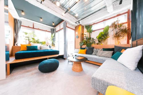 uma sala de estar com dois sofás e uma mesa em illi Esu Nakano em Tóquio