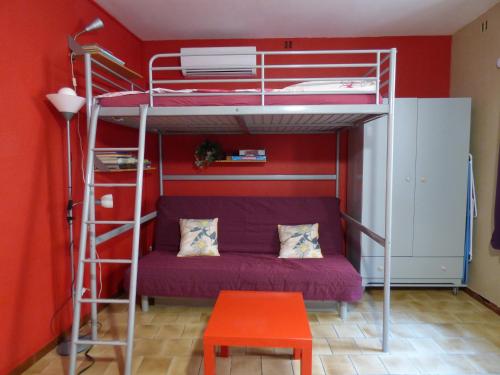シジャンにあるChez Odileの赤い壁のベッドルーム1室(二段ベッド1組付)