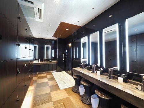 a bathroom with three sinks and a row of mirrors at Hotel Abest Grande Takatsuki in Takatuki