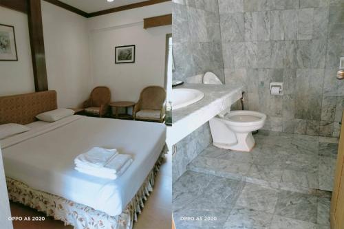 y baño con cama, lavabo y aseo. en โรงแรม เพนท์เฮ้าส์ รีสอร์ท เบตง, en Betong