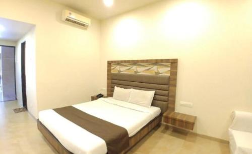 Кровать или кровати в номере Hotel Lalit Inn