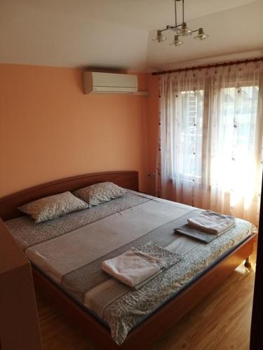 een slaapkamer met een bed met twee handdoeken erop bij гр.Бургас кв.Сарафово in Boergas