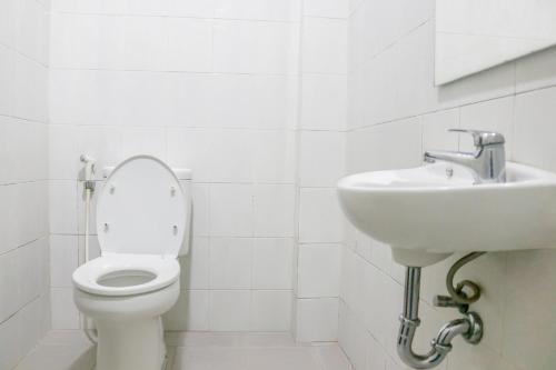 een badkamer met een toilet en een wastafel bij LeGreen Suite Waihaong in Ambon