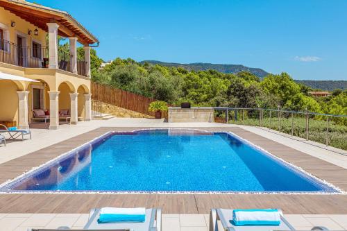 Bazén v ubytování Villa liman nebo v jeho okolí