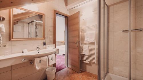 a bathroom with a sink and a shower at Hotel Auhof Kappl in Kappl