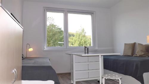 - une chambre avec un lit, un bureau et une fenêtre dans l'établissement Apartmán Pernink, à Pernink