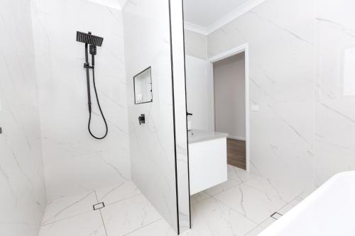 Ένα μπάνιο στο TWO TEN Sleeps 10! Luxury CBD Accommodation
