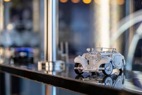 a toy car is sitting on top of a rail at فندق بلاتينيوم الفندقية Platinum Hotel in Al Madinah