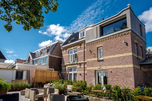 
a large brick building with a large window at Loods Logement in Oost-Vlieland
