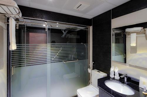 a bathroom with a shower and a toilet and a sink at فندق بلاتينيوم الفندقية Platinum Hotel in Al Madinah
