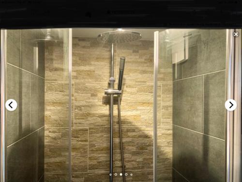 um chuveiro numa casa de banho com uma porta de vidro em Design B&B holiday cottage in Spakenburg em Spakenburg