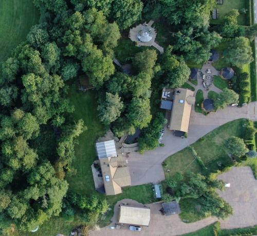 una vista aérea de un parque con árboles y una casa en Bäverli Hills en Lidköping