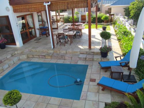 Kolam renang di atau dekat dengan Aquamarine Guest House