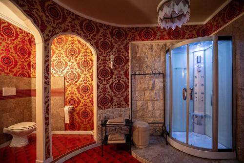 Palo del ColleにあるB&B Savariniのバスルーム(シャワー、トイレ付)