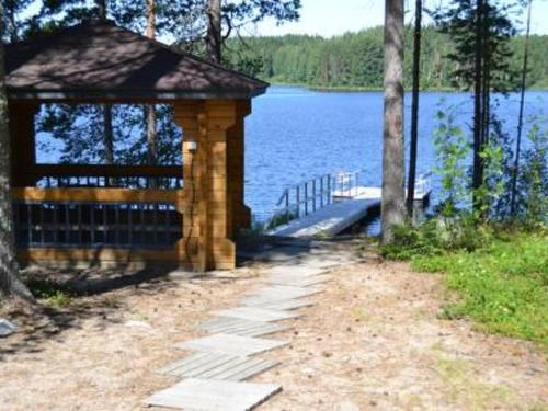 mały budynek obok zbiornika wodnego w obiekcie Holiday Home Korpilahti by Interhome w mieście Tiirinlahti